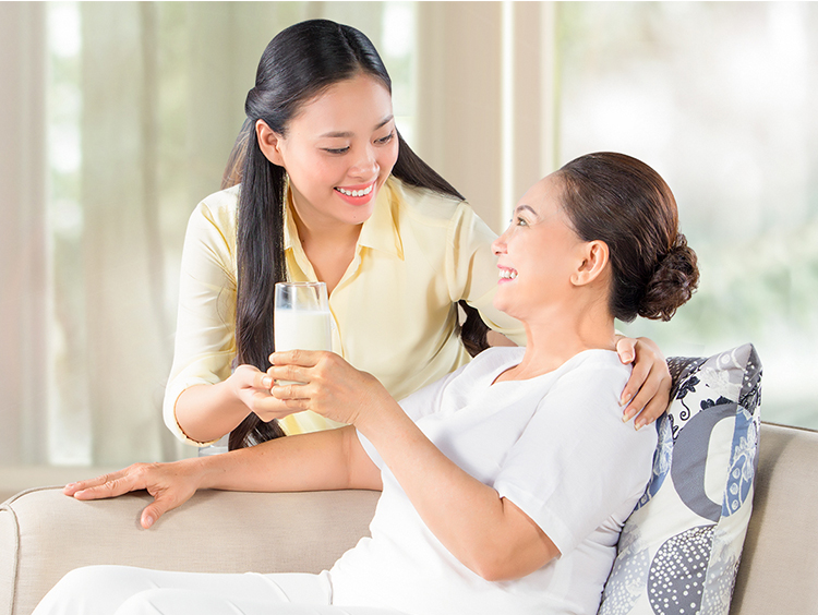Thuê người chăm sóc ông bà ngày tết, bạn có thể thoải mái ăn tết xa cùng gia đình