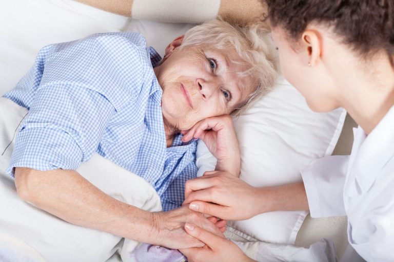 Dịch vụ chăm sóc người già tại nhà cho những ai muốn được gần ba mẹ