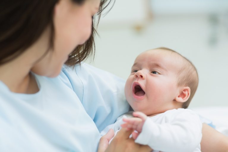 Bạn không muốn đưa con đi học khi còn quá nhỏ, đừng lo vì đã có dịch vụ giúp việc trông trẻ tại nhà