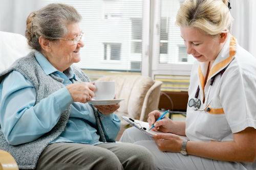 Hãy tìm người chăm sóc bệnh nhân tại nhà nếu bạn không yên tâm khi để họ một mình
